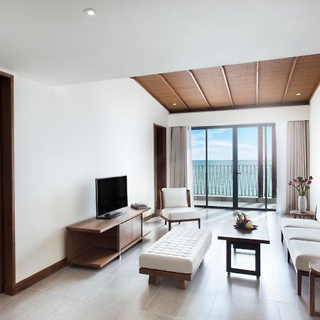 杜斯特公主月升海滩度假酒店 富国 外观 照片 A living room in a suite at Vinpearl Hotel Nha Trang