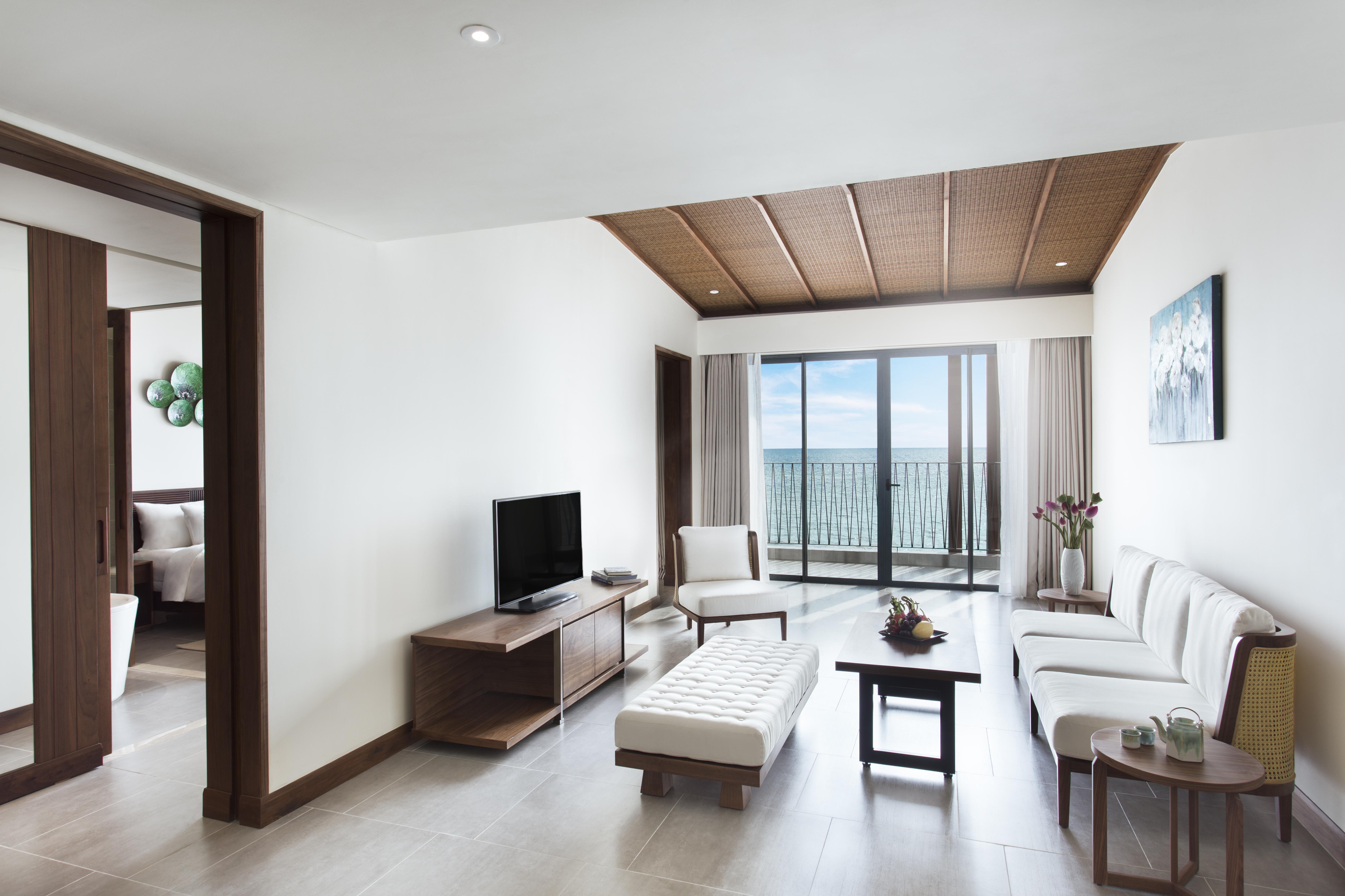 杜斯特公主月升海滩度假酒店 富国 外观 照片 A living room in a suite at Vinpearl Hotel Nha Trang