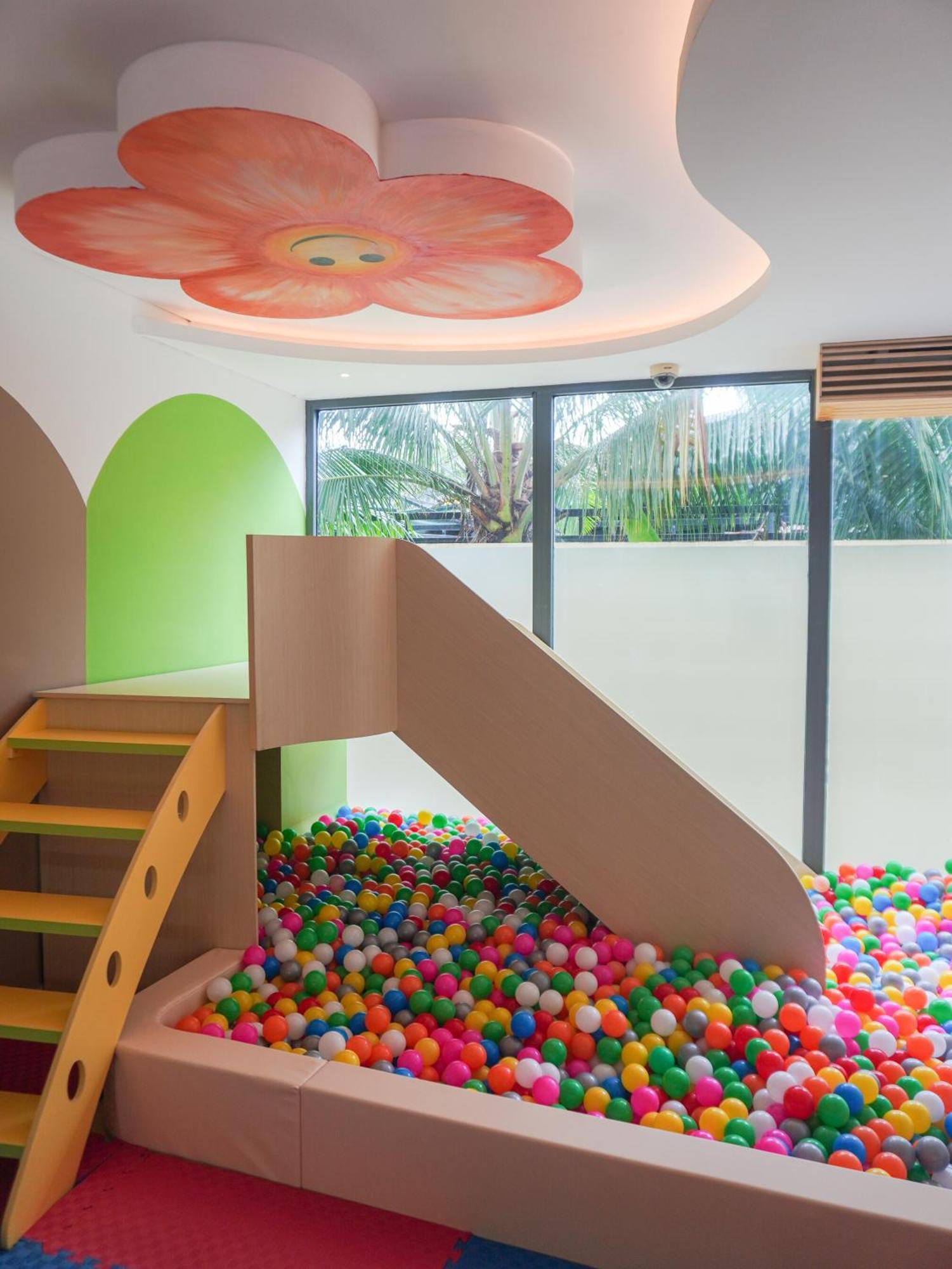 杜斯特公主月升海滩度假酒店 富国 外观 照片 Ball pit at a children's museum