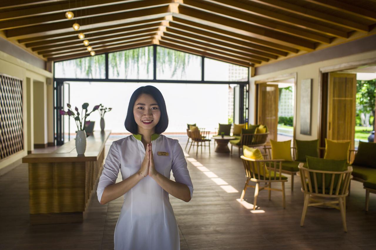 杜斯特公主月升海滩度假酒店 富国 外观 照片 A Thai woman in traditional wai greeting